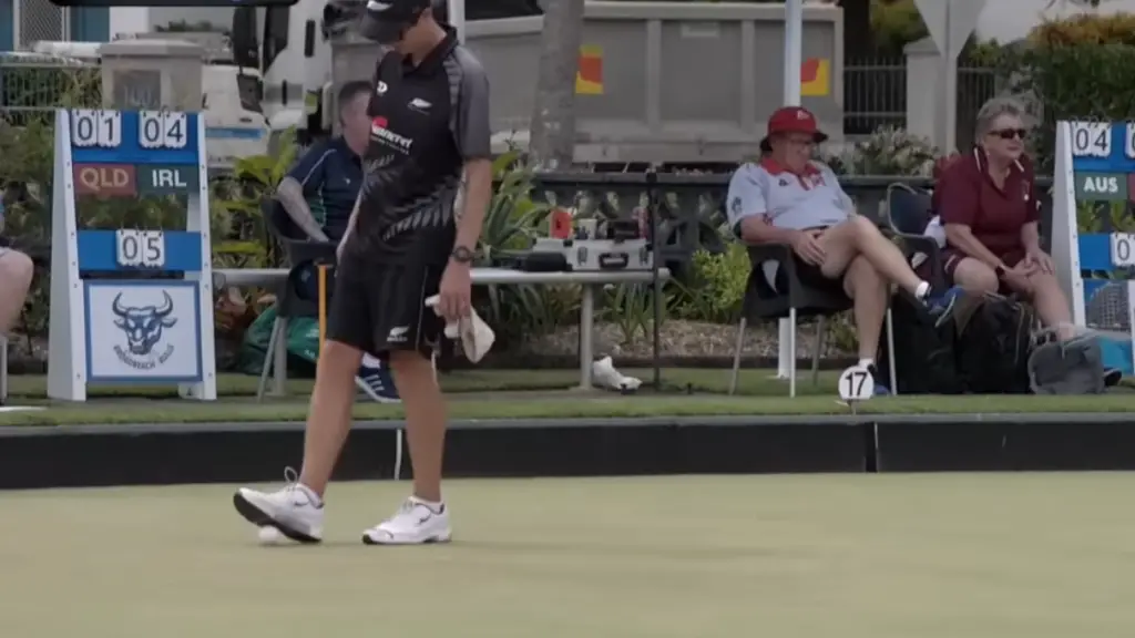 Centring the Jack in Lawn Bowls